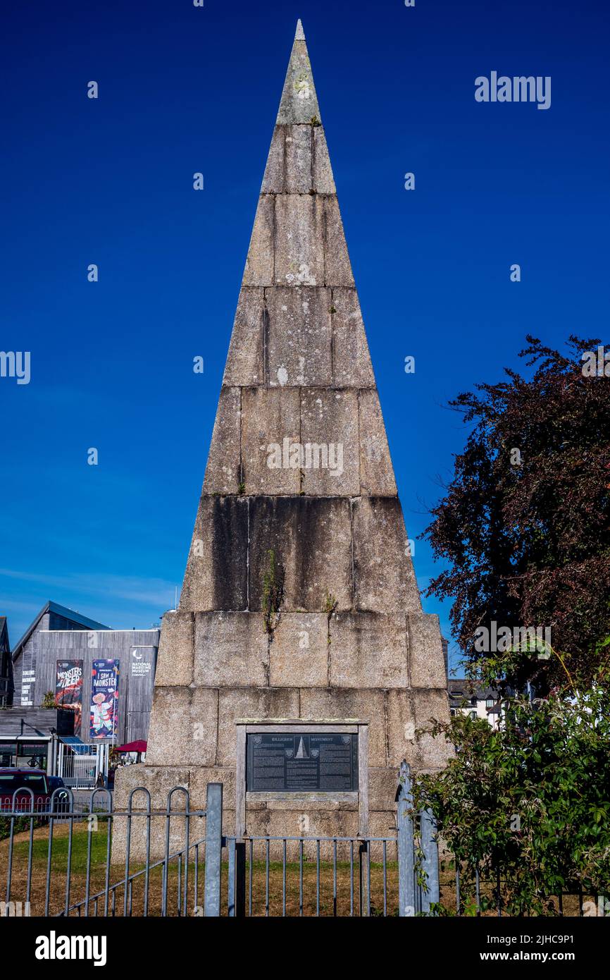 Monumento a Killigrew Falmouth - pirámide monumental construida en 1737 por Martin Lister Killigrew. Pirámide inusual de 44 pies de altura. Foto de stock