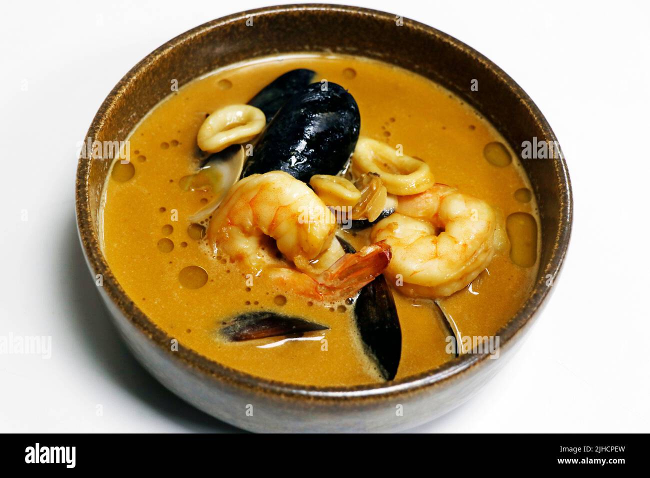 la famosa sopa francesa de bisque de mariscos en un bol con camarones, langosta, cangrejo, sepia