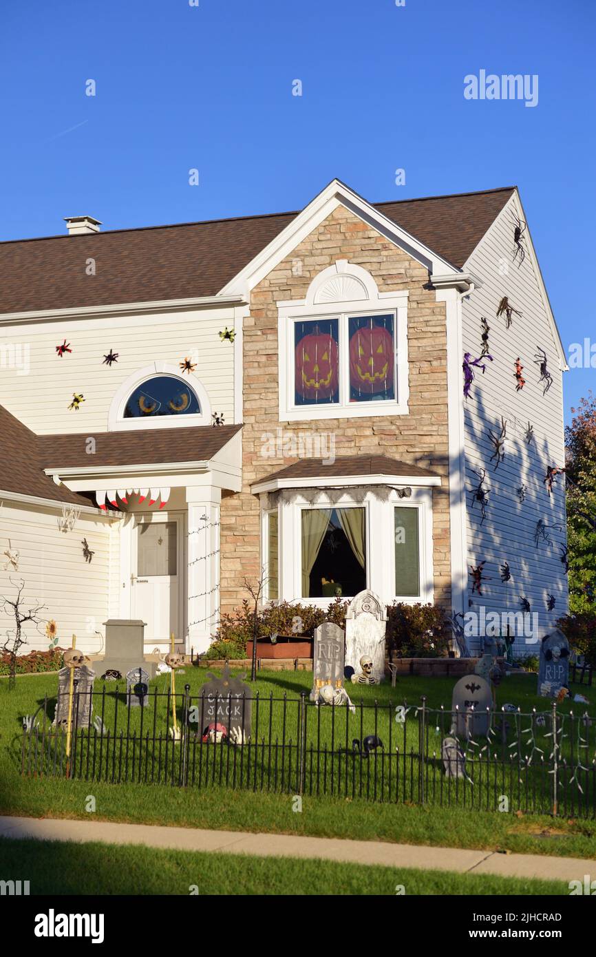 Bartlett, Illinois, EE.UU. Casa decorada para las próximas vacaciones de Halloween. Muchas casas de la zona tenían atuendo festivo en sintonía con Halloween. Foto de stock
