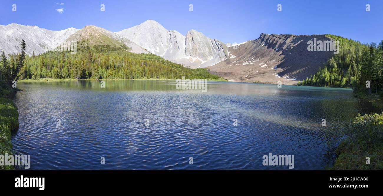 Vista panorámica panorámica del paisaje Blue Rainbow Lake Eastern Ranges Banff National Park Canadá. Senderismo escénico en verano por las Montañas Rocosas canadienses Foto de stock