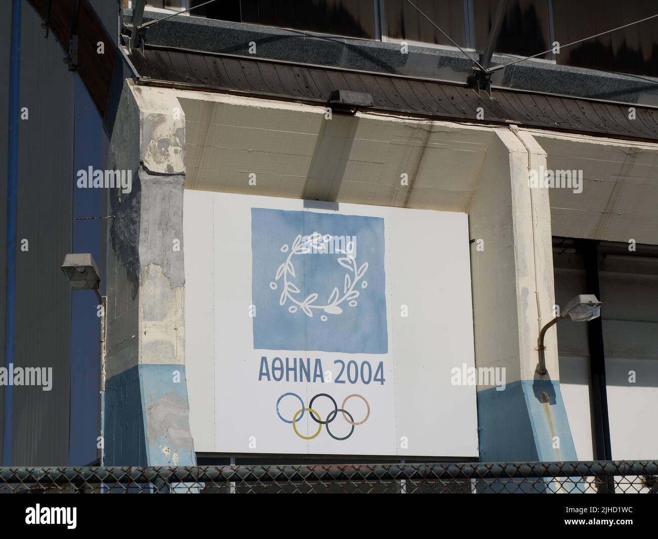 Logotipo de los Juegos Olímpicos de Atenas 2004 pintado en baños municipales y centro de ocio en la ciudad de Corfú, Kerkyra, Grecia Foto de stock