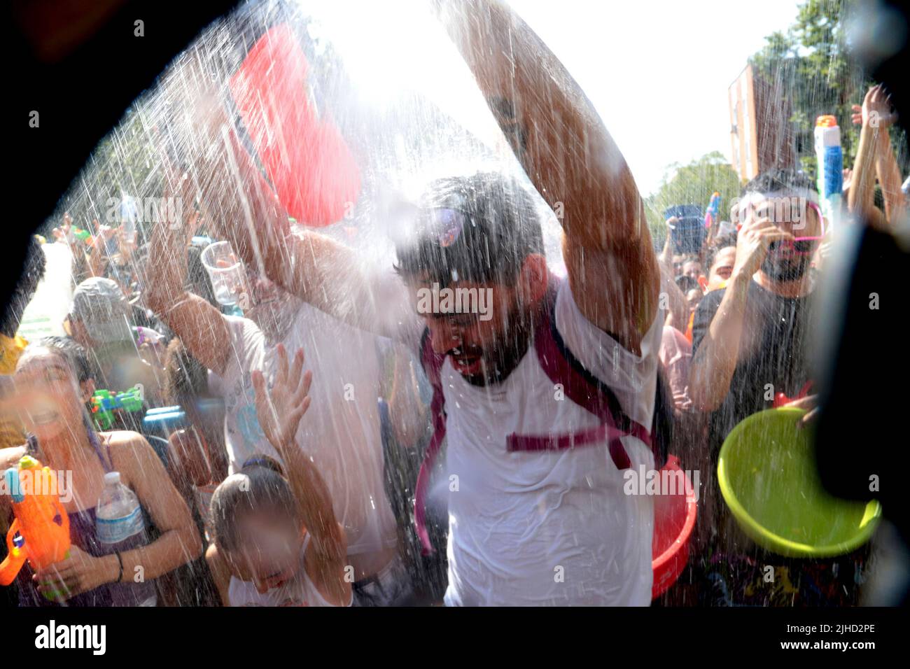 Madrid, ESPAÑA; 17.07.2022.- La Batalla Naval de Vallecas ha vuelto para celebrar sus 40 años de vida vindicación y juguetona. Mojarse 'para el barrio, con mayúsculas', en defensa del colectivo contra el individuo. Algunos se han mojado por los Derechos Humanos. Otros, para el cuidado del medio ambiente, la salud pública, la educación. Cada uno con su propia causa, pero todos unidos en un «enfoque» pacífico que ha acercado de nuevo el mar a Madrid. La Batalla Naval de Vallecas es un “trío ship, dice la Hermandad Marinera de Vallecas, organizadora del evento: “El primero Foto de stock