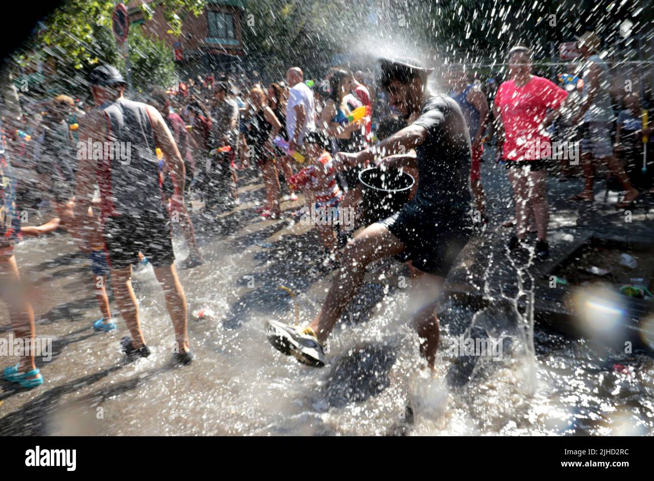 Madrid, ESPAÑA; 17.07.2022.- La Batalla Naval de Vallecas ha vuelto para celebrar sus 40 años de vida vindicación y juguetona. Mojarse 'para el barrio, con mayúsculas', en defensa del colectivo contra el individuo. Algunos se han mojado por los Derechos Humanos. Otros, para el cuidado del medio ambiente, la salud pública, la educación. Cada uno con su propia causa, pero todos unidos en un «enfoque» pacífico que ha acercado de nuevo el mar a Madrid. La Batalla Naval de Vallecas es un “trío ship, dice la Hermandad Marinera de Vallecas, organizadora del evento: “El primero Foto de stock