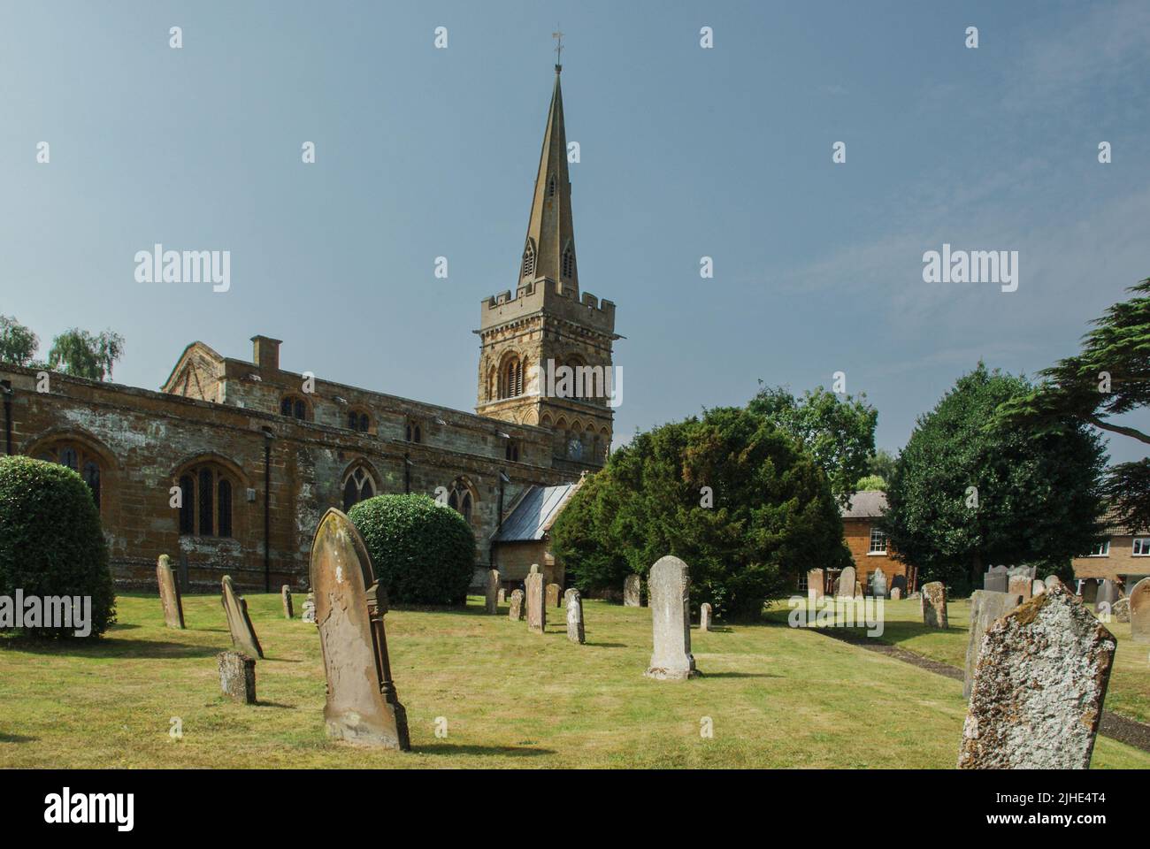 Exterior de la iglesia normanda de San Andrés en el pueblo de Spratton, Northamptonshire, Reino Unido Foto de stock