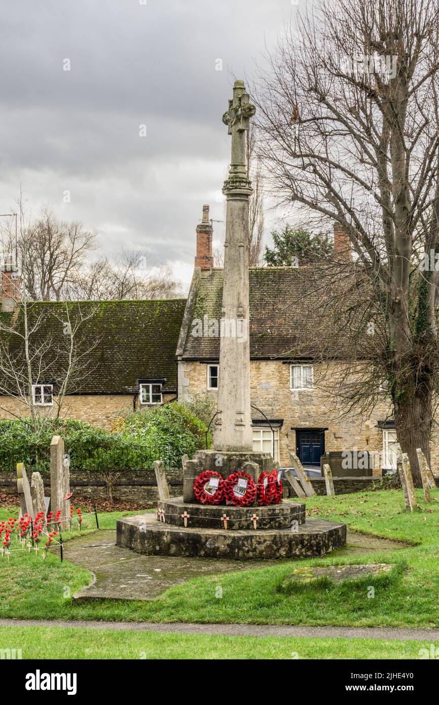 Monumento a la guerra en el cementerio de Santa María Magdalena, Geddington, Northamptonshire, Reino Unido; comercia a los muertos o desaparecidos en WW1 y WW2 Foto de stock