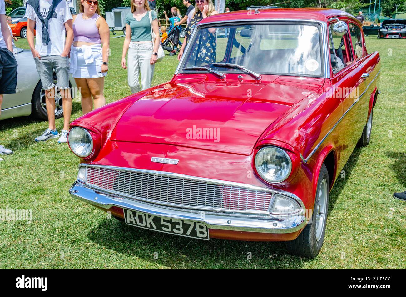 Vista frontal de un coche clásico Ford Anglia de 1964 en rojo en el Berkshire Motor Show en Reading, Reino Unido Foto de stock
