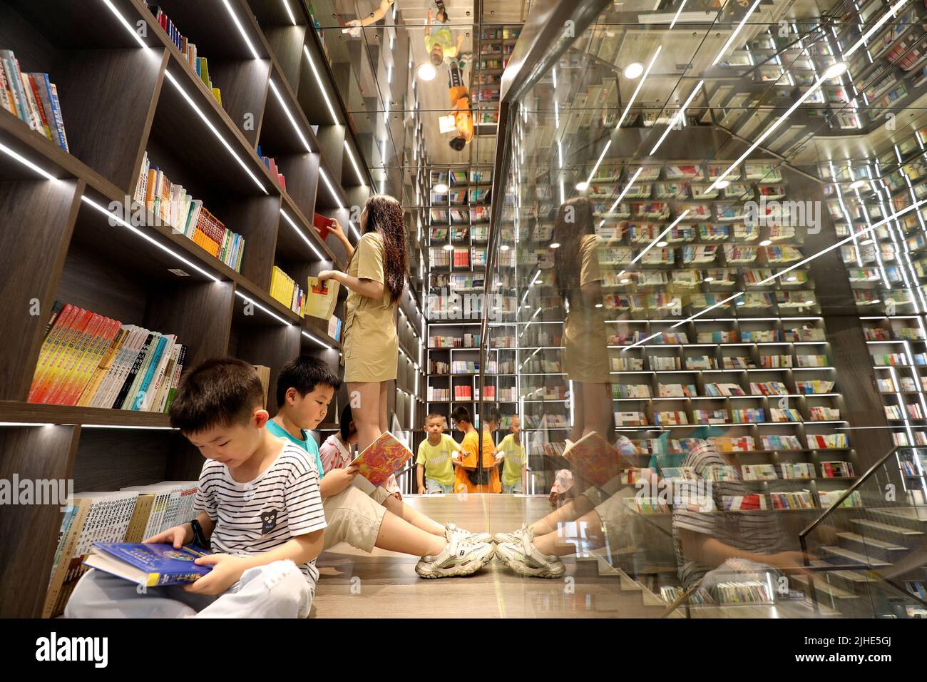 Zixing, CHINA - 18 DE JULIO de 2022 - Los estudiantes leen libros en la librería Boya en la calle Tangdong, ciudad de Zixing, Provincia de Hunan, China Central, 18 de julio de 2022. Foto de stock