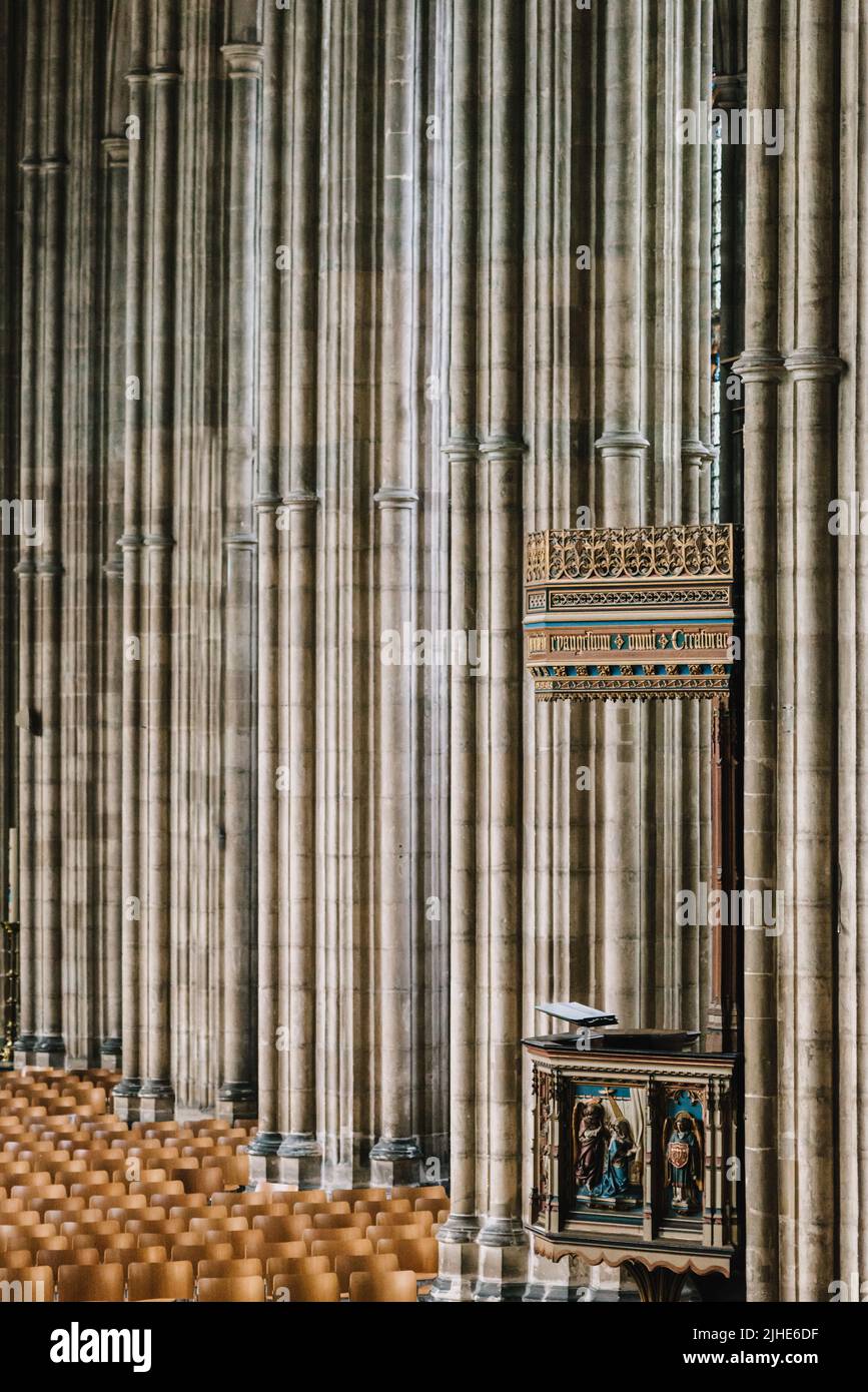 Nave de estilo perpendicular de 24 metros en la Catedral de Canterbury, Canterbury, Kent, Reino Unido Foto de stock