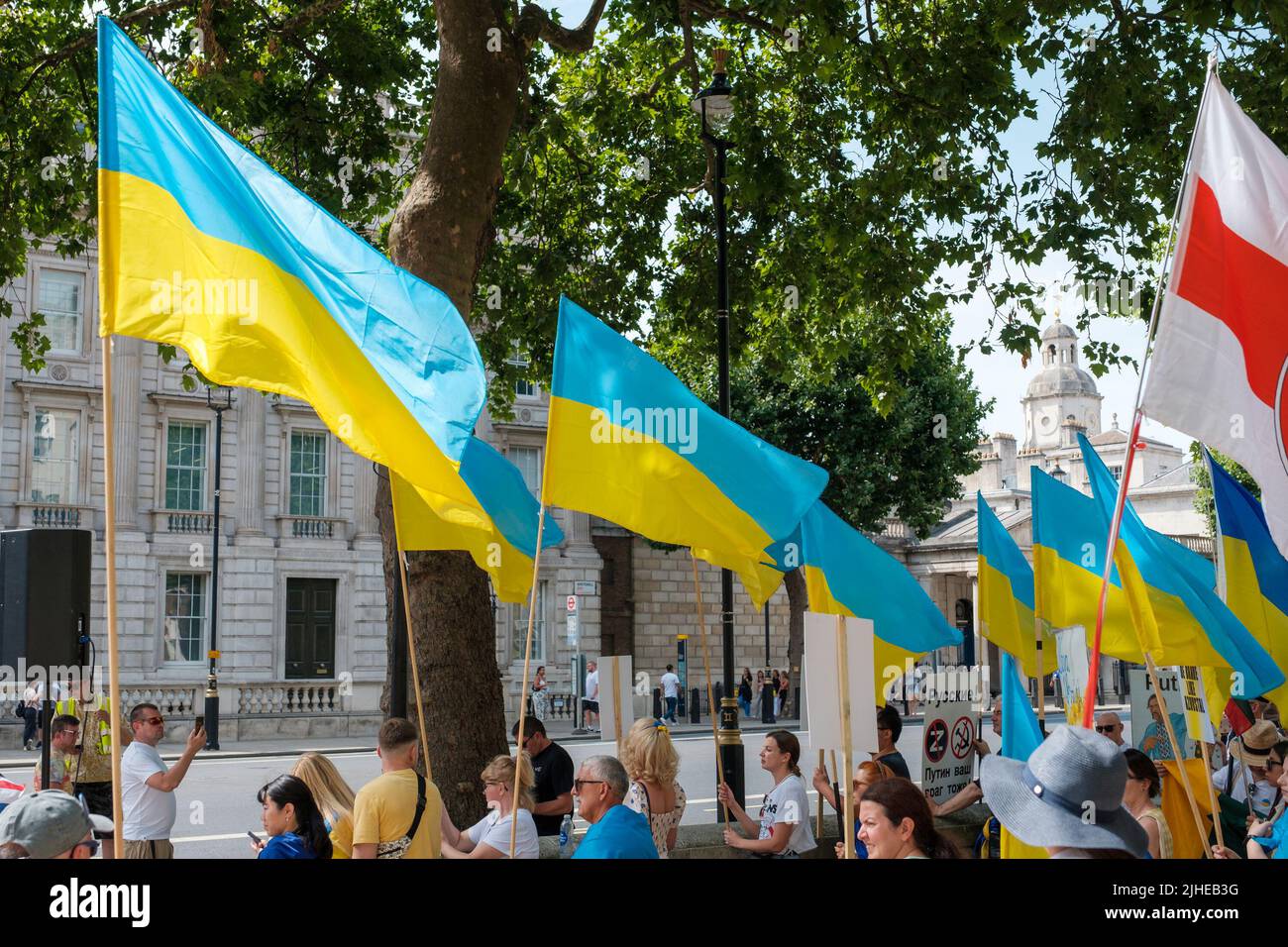 Los ucranianos siguen protestando una vez más por las atrocidades que Rusia ha cometido contra su pueblo y su país Foto de stock
