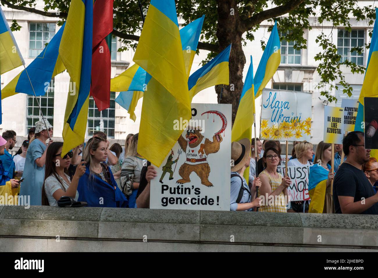 Los ucranianos siguen protestando una vez más por las atrocidades que Rusia ha cometido contra su pueblo y su país Foto de stock