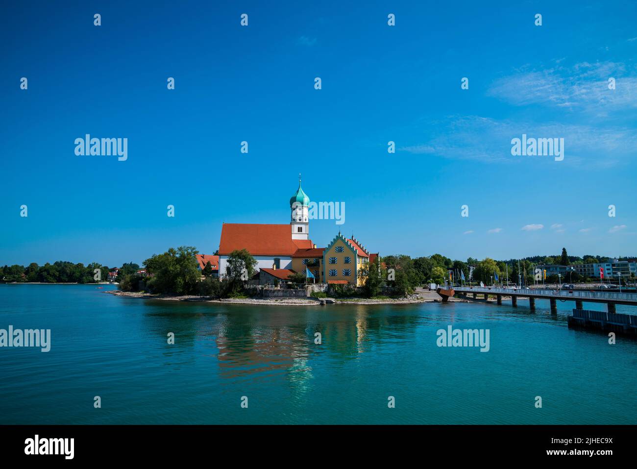 Alemania, Ciudad wasserburg en el lago constanza, vista panorámica desde el lado del agua a las casas y la iglesia del pueblo en verano Foto de stock