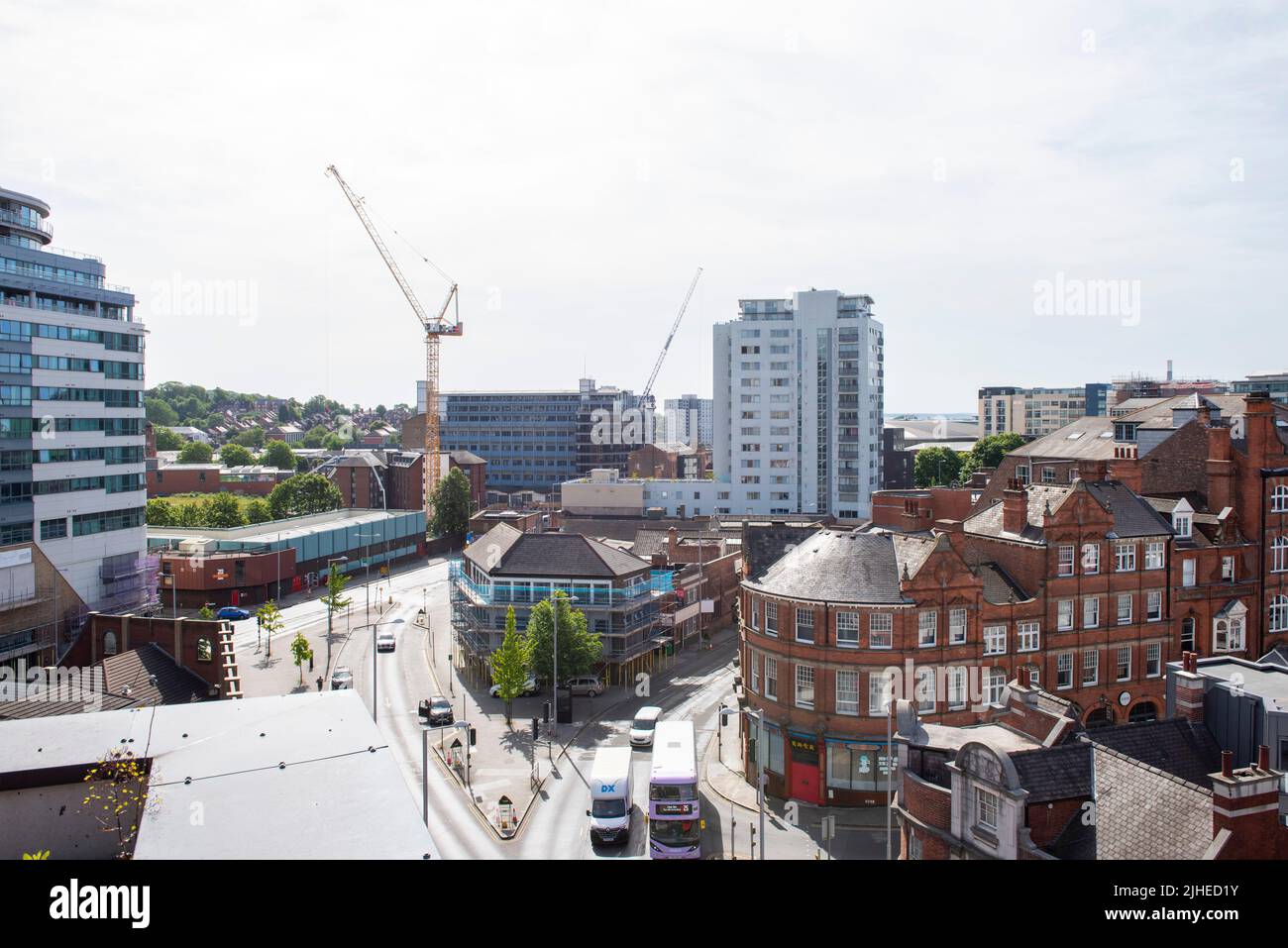 Vista al sudeste hacia Huntingdon Street desde el techo del edificio Confetti en Nottingham City, Nottinghamshire, Inglaterra, Reino Unido Foto de stock