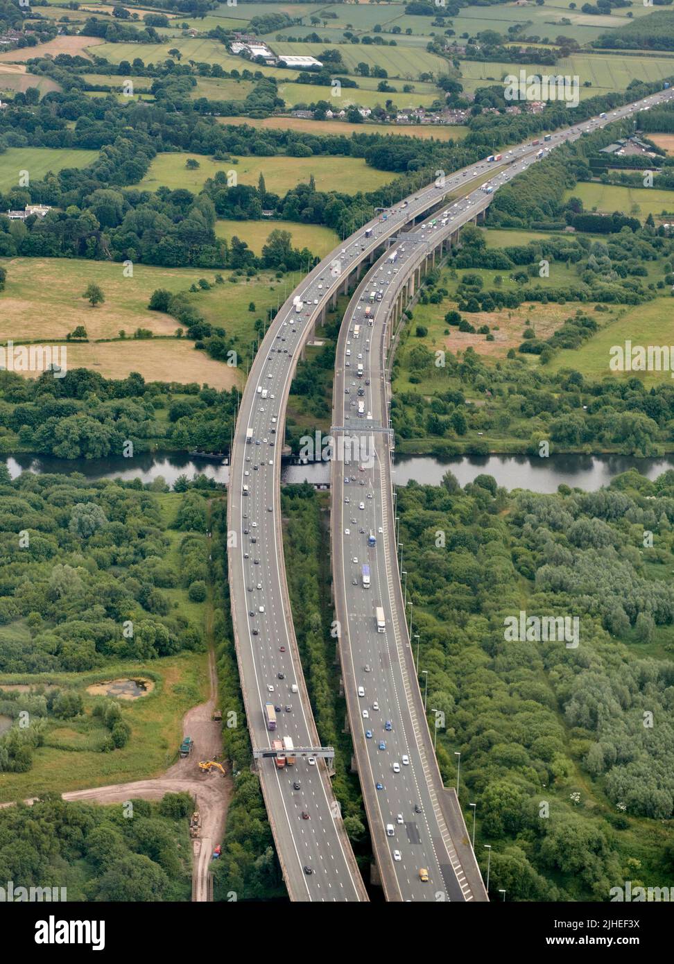 Una fotografía aérea del viaducto Thelwell, tomando la autopista M6 sobre el canal de barcos de Manchester, cerca de Warrington, Cheshire, noroeste de Inglaterra, Reino Unido Foto de stock