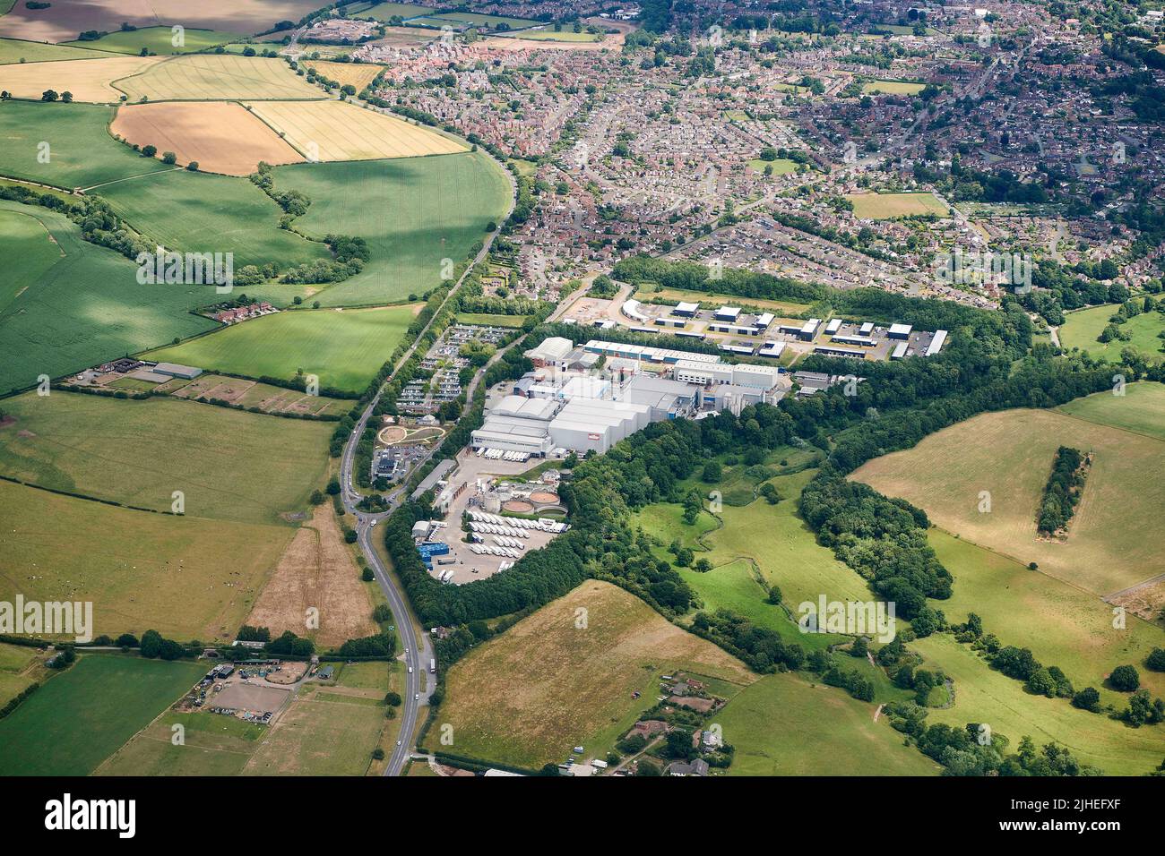 Fábrica de yogur y postres Muller, desde el aire, Market Drayton, Shropshire, West Midlands, REINO UNIDO Foto de stock