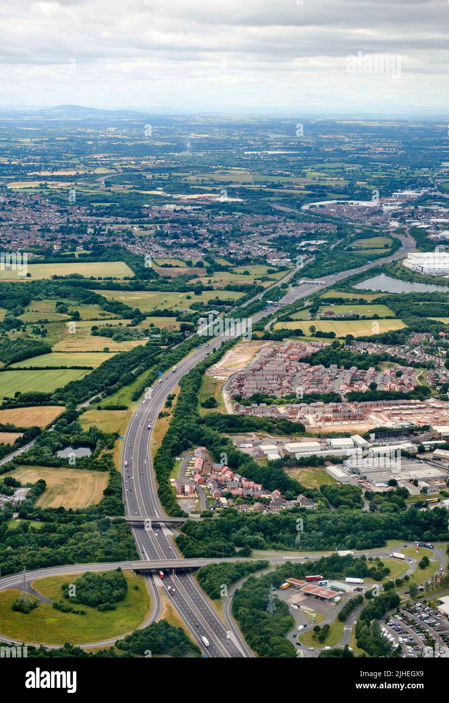 Una vista aérea de la autopista de peaje M6, cerca de Cannock, West Midlands, Reino Unido, colinas de Shropshire en la distancia Foto de stock