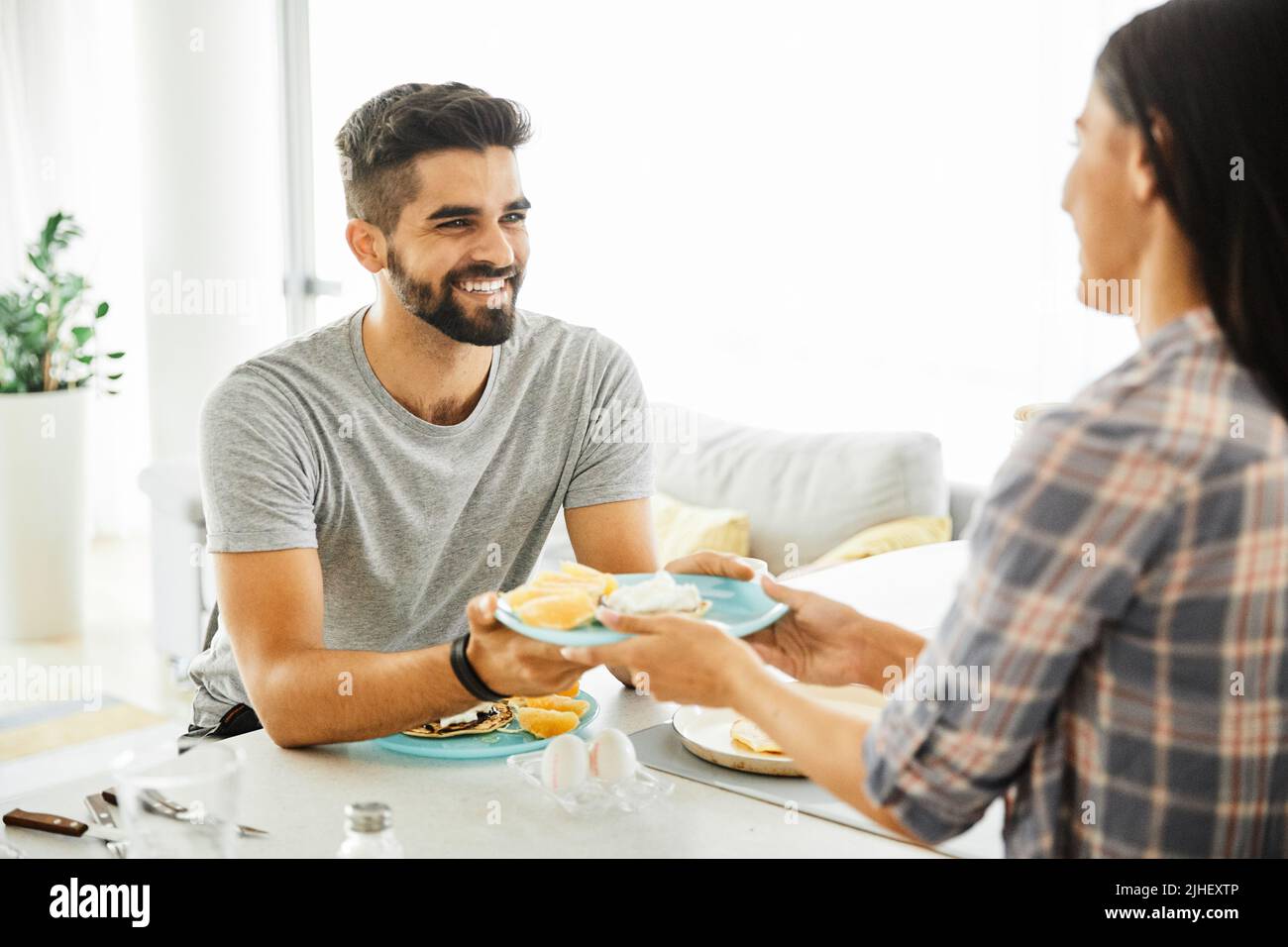 mujer pareja hombre feliz cocina amor joven estilo de vida juntos romántico novio novia desayuno Foto de stock