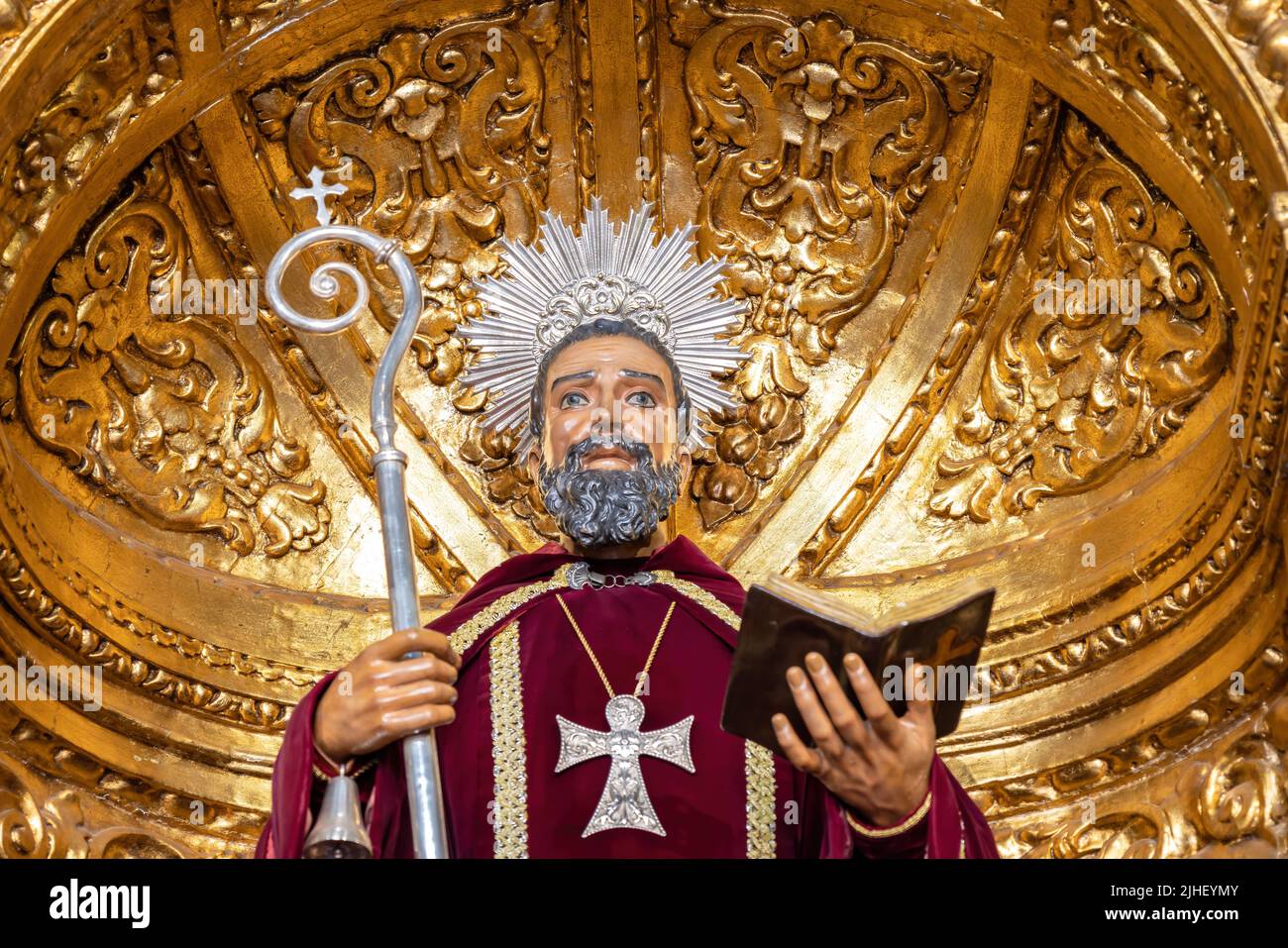 Trigueros, Huelva, España - 17 de abril de 2022: Detalle del Jefe de Escultura de San Antonio Abad, santo de trigueros, en su chata dorada Foto de stock