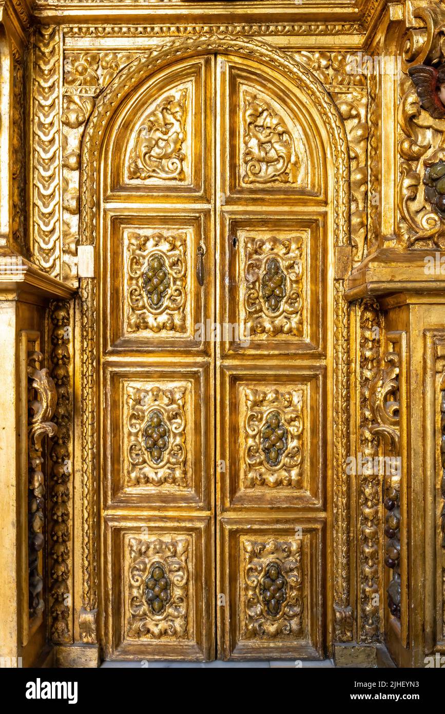 Trigueros, Huelva, España - 17 de abril de 2022: Detalle de la puerta de oro en la capilla de San Antonio Abad (San Antonio Abad), santo de Trigueros, en Huelv Foto de stock
