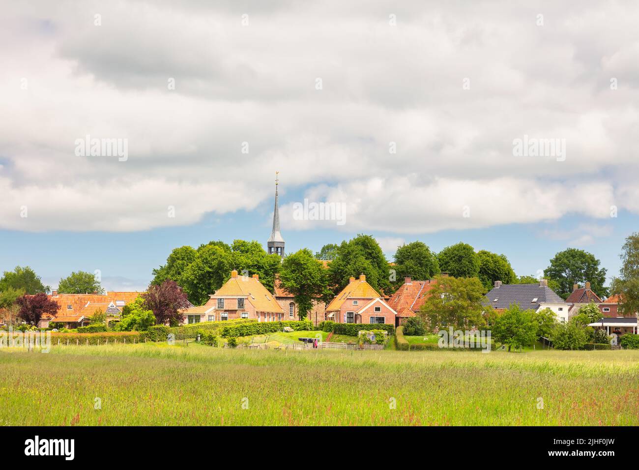 Vista de verano de la pequeña aldea holandesa del terp Niehove en la provincia de Groningen, Holanda Foto de stock