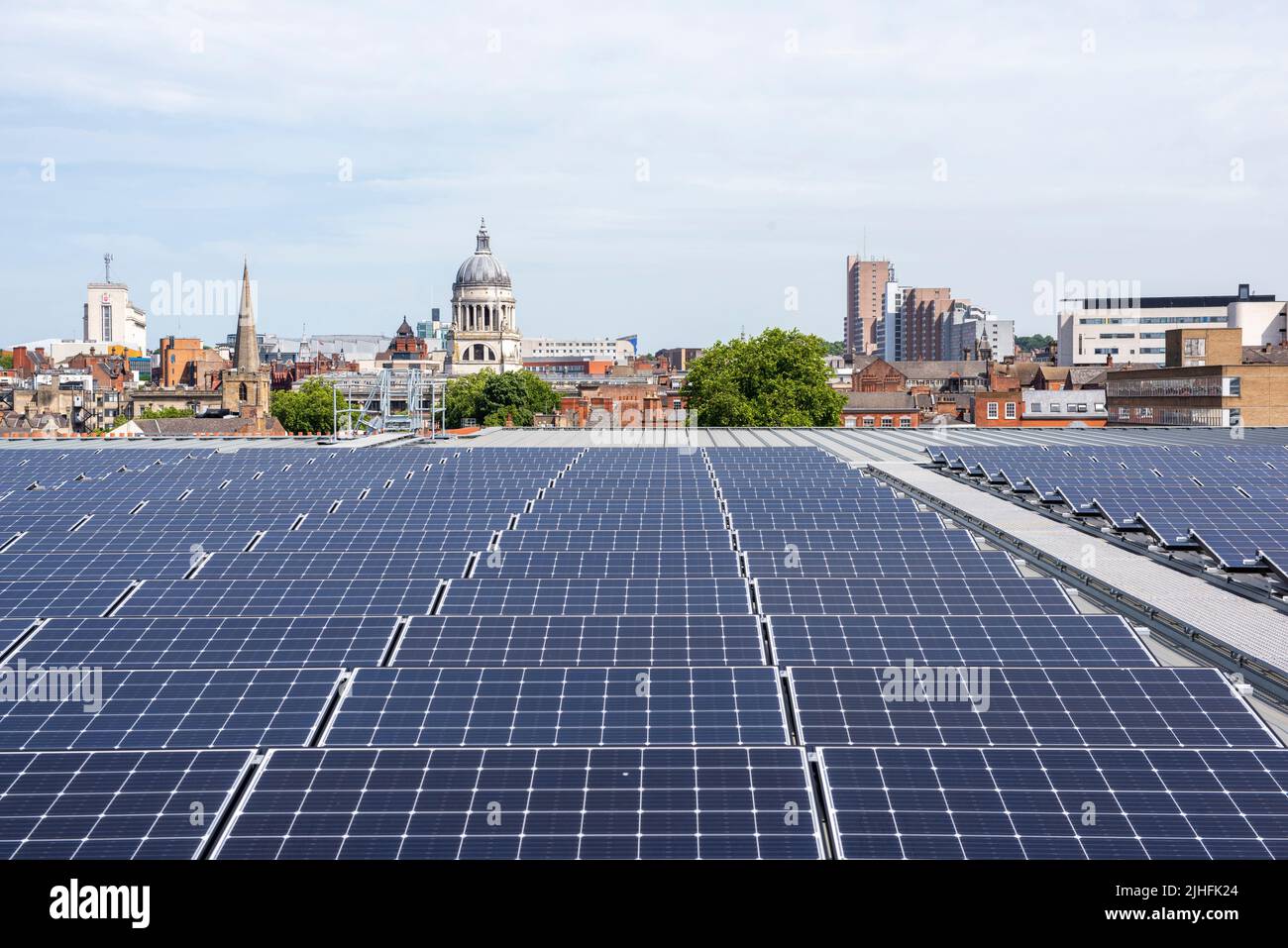 Paneles solares en el techo del nuevo parque de coches Broad Marsh en Nottingham City, Nottinghamshire, Inglaterra, Reino Unido Foto de stock