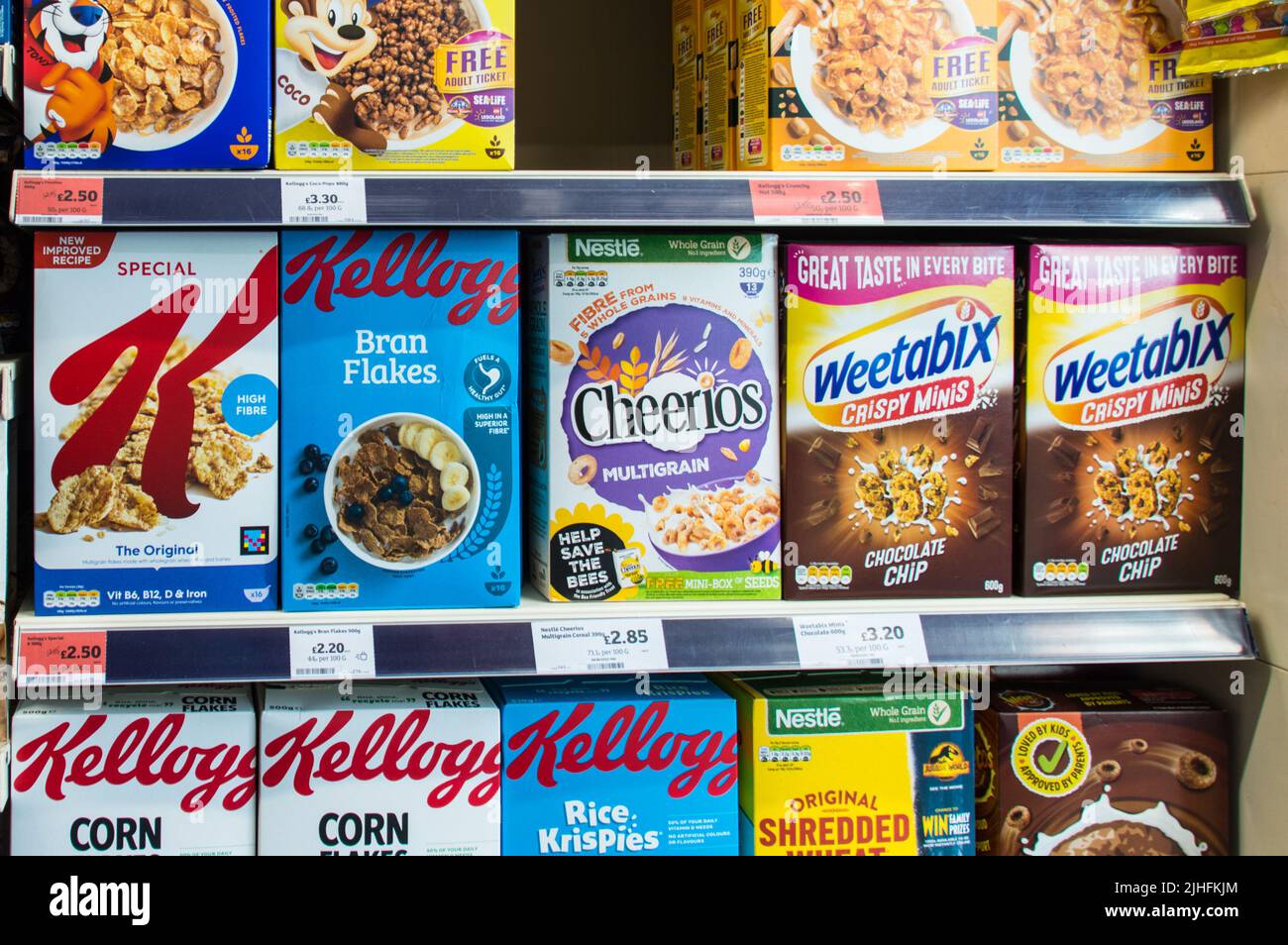 Cajas de cereales en el estante del supermercado Foto de stock