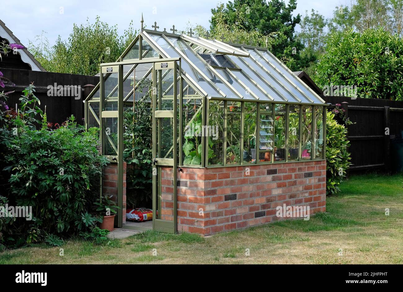 moderno invernadero de estilo victoriano en un jardín inglés, norfolk, inglaterra Foto de stock