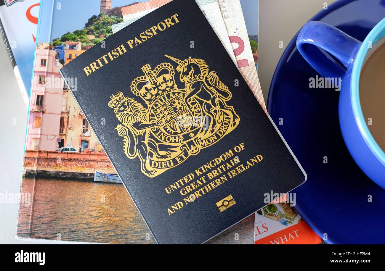 nuevo pasaporte británico en guías de viaje Foto de stock