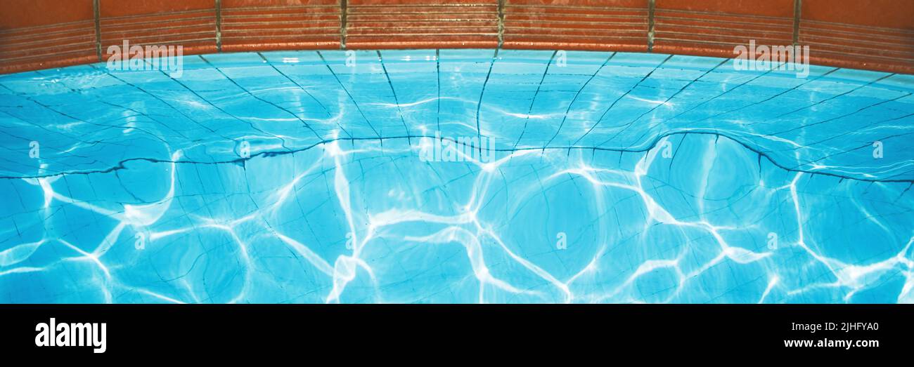 Fondo de agua, superficie de la piscina en ondas y el sol resplandor. Naturaleza de fondo, concepto de vacaciones Foto de stock