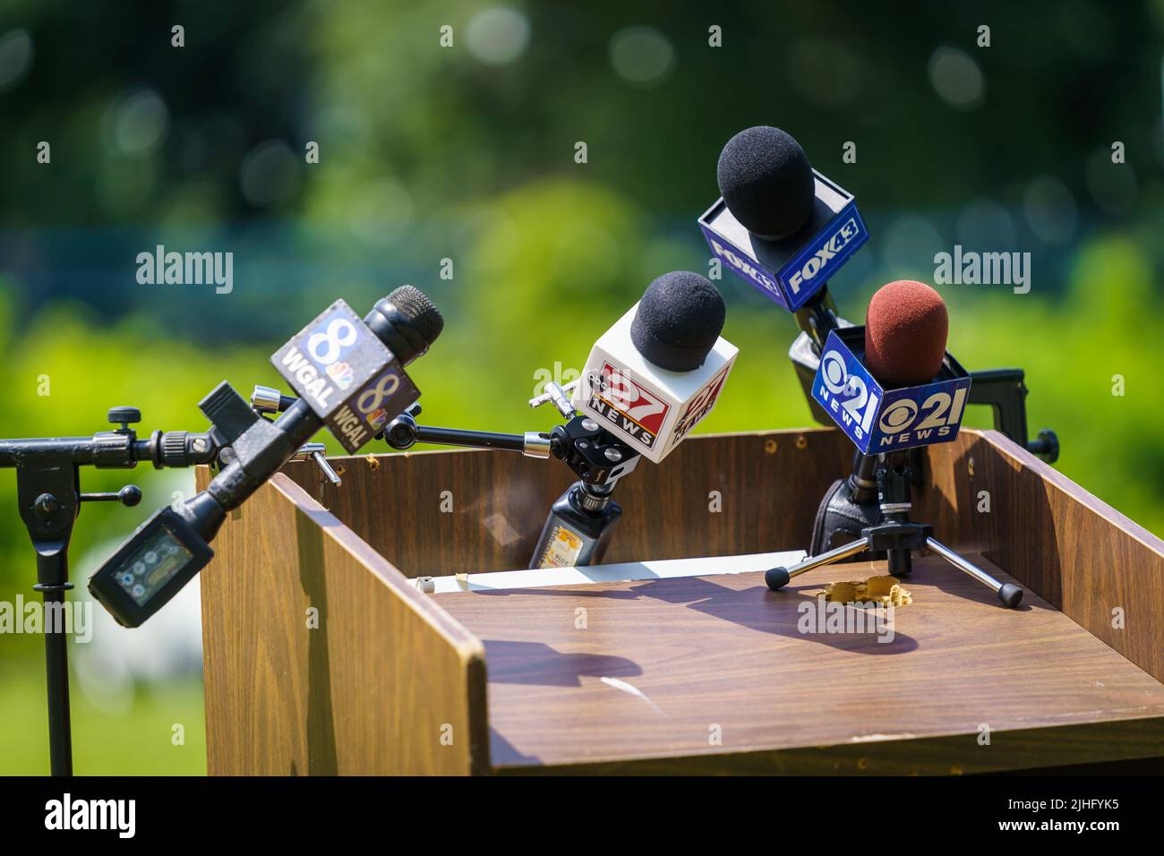 Harrisburg, PA, EE.UU. – 13 de julio de 2022: Micrófonos de medios de noticias de difusión posicionados en un podio antes de una conferencia de prensa y comentarios de una oficina pública Foto de stock