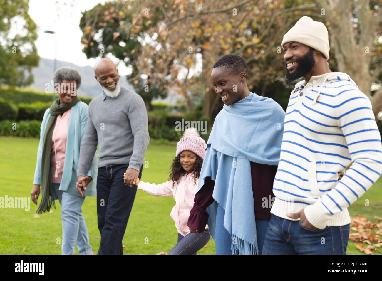 Imagen de la feliz multigeneración de la familia afroamericana divertirse al aire libre en otoño Foto de stock
