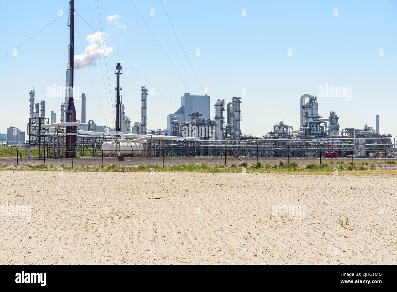 Petróleo refinado bajo cielo claro en verano Foto de stock