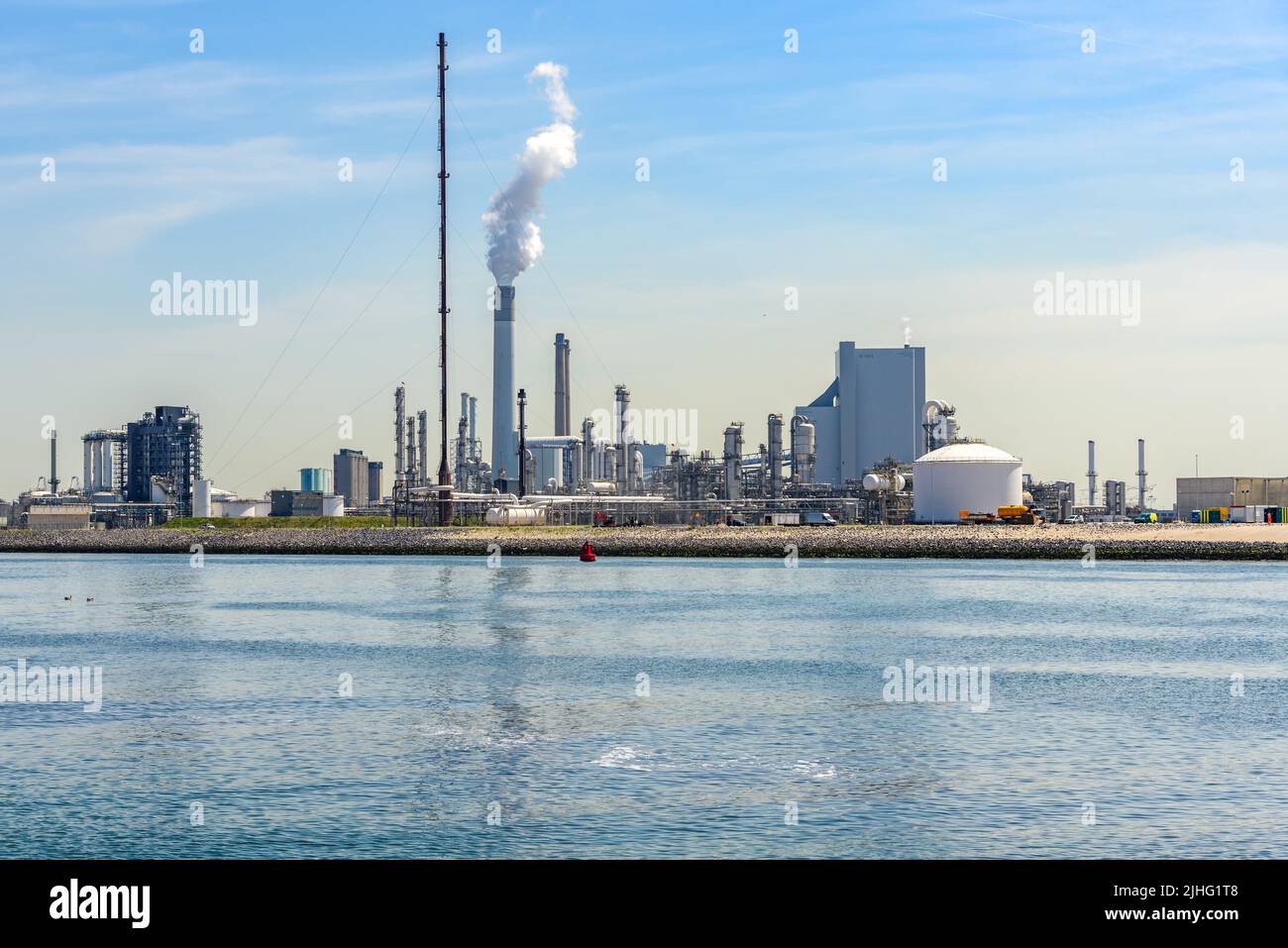 Vista de una refinería de petróleo en un soleado día de verano. Foto de stock