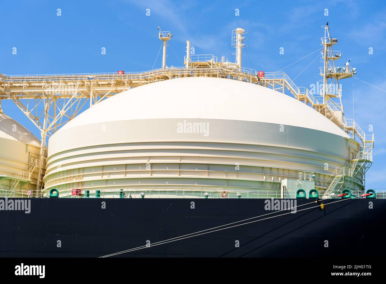 Detalle de un gran tanque de gas de un buque carguero de GNL en un claro día de verano Foto de stock