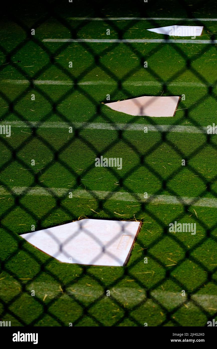Caja de lanzaderas de béisbol para calentar mantas y campos sobre el plato principal Foto de stock