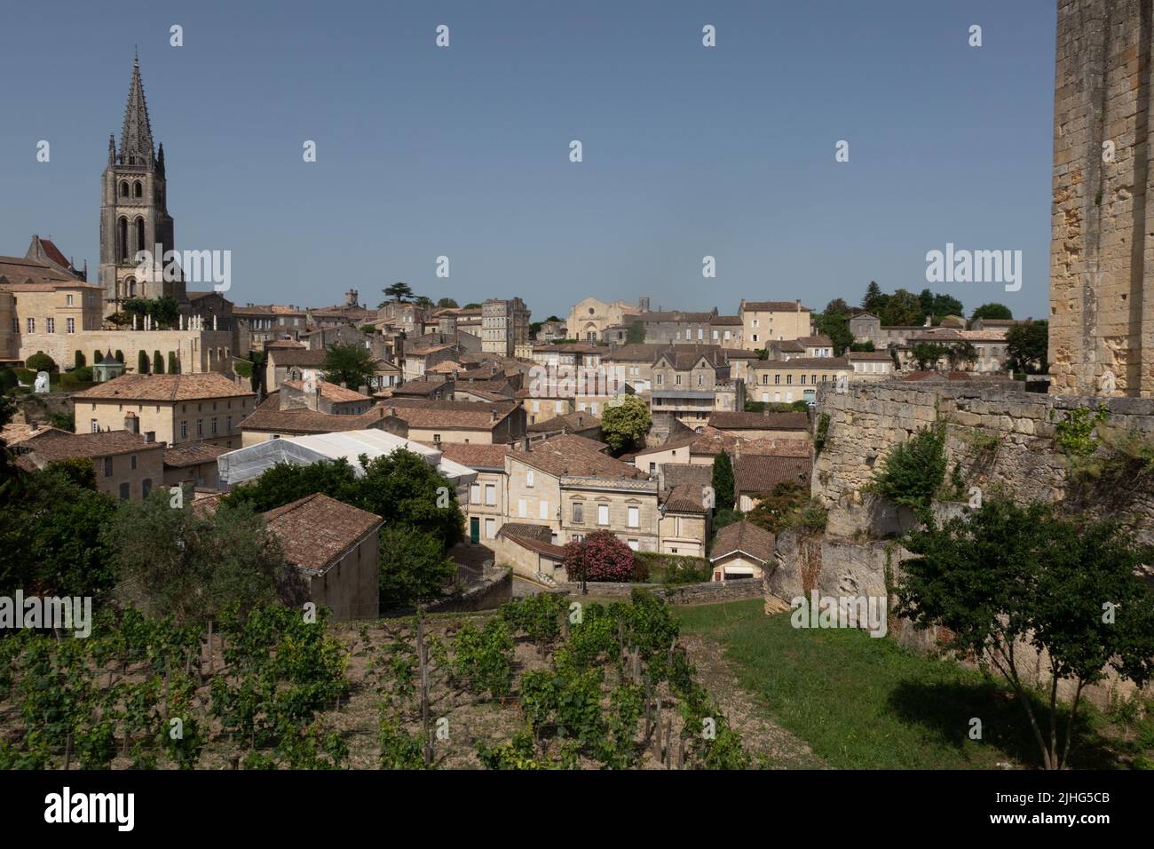 Vista sobre las terrazas de la torre del Roy también conocida como la torre de los Reyes ior Reyes Keep n Saint-Émilion Francia Foto de stock