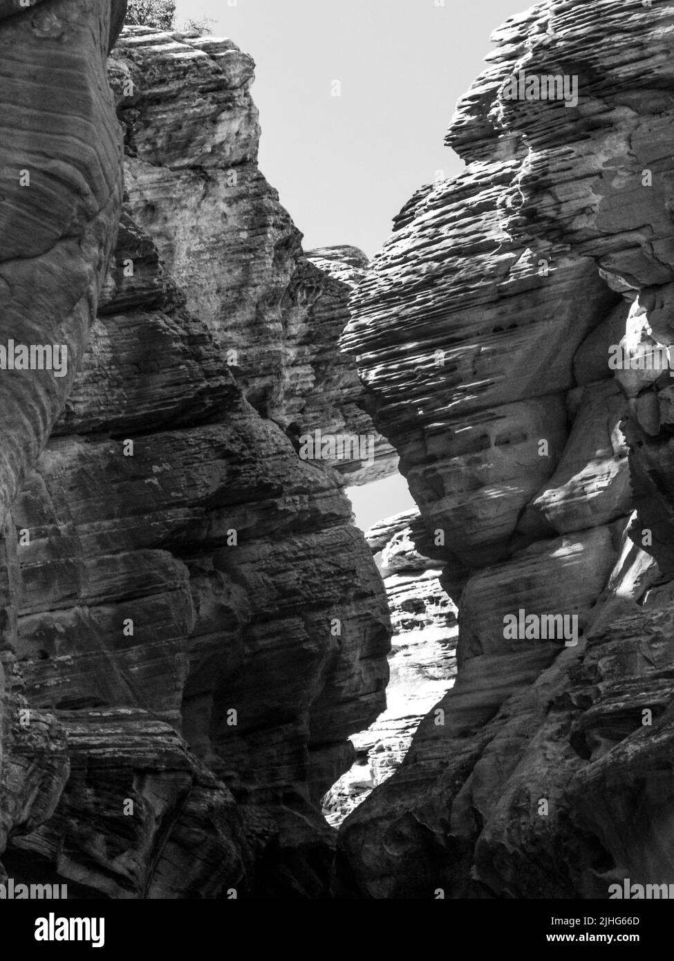 Vista en blanco y negro de los escarpados acantilados de arenisca erosionados, formando un Cañón Slot, en Willis Creek, Utah, EE.UU. Foto de stock