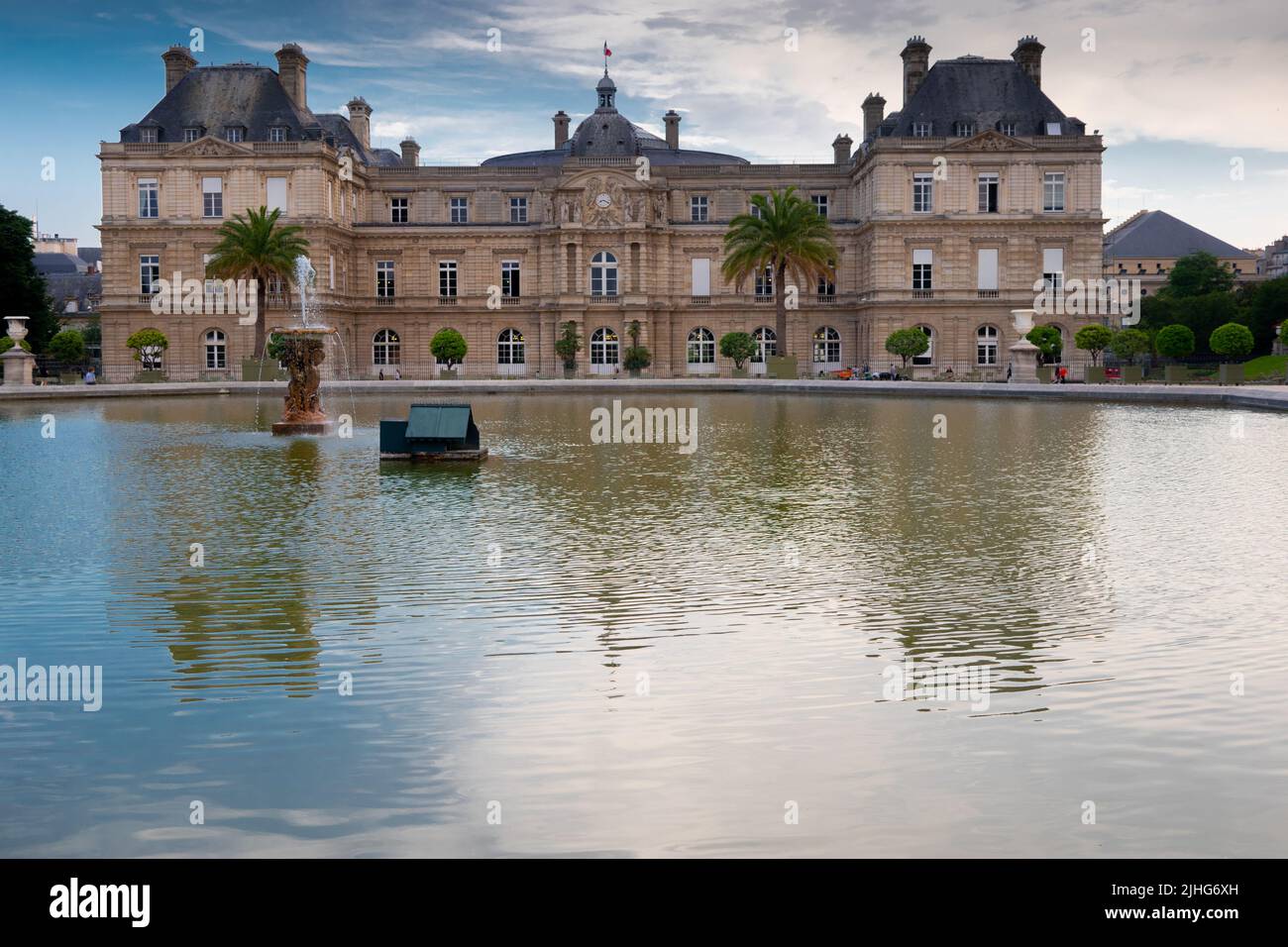 Palacio de Luxemburgo en Jardin du Luxembourg Jardines de Luxemburgo París Francia. El Palacio de Luxemburgo se encuentra en Rue de Vaugirard 6th arrondissement de París. Foto de stock