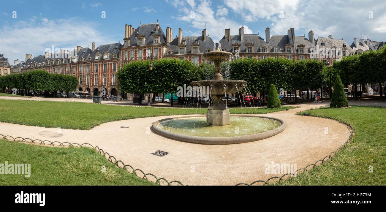Parque, fuente y edificios encantadores en la Place des Vosges, originalmente Place Royale, la plaza más antigua planeada en el distrito de Le Marais de París, Francia. Foto de stock