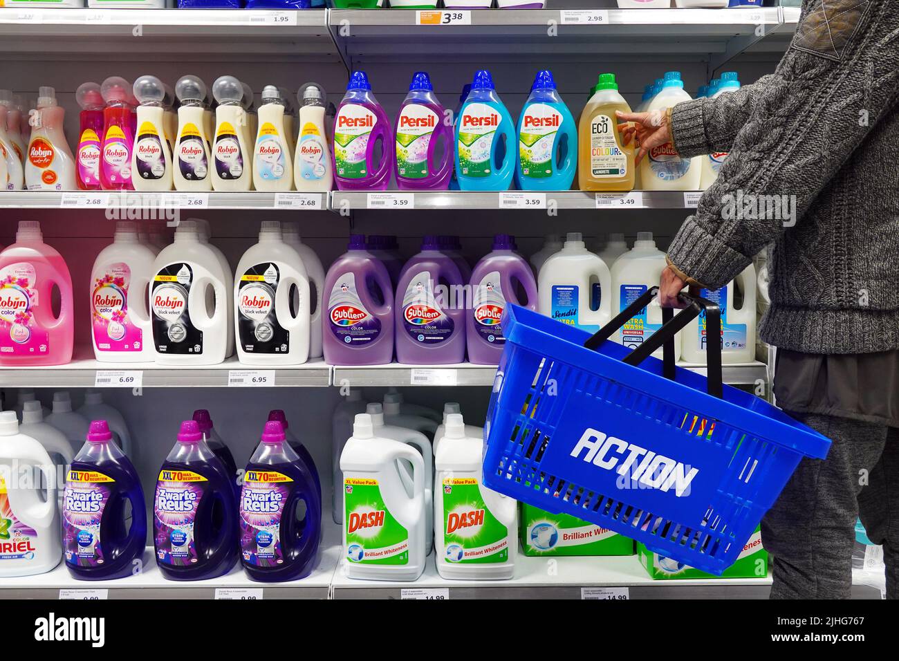 Comprar un detergente ecológico Foto de stock