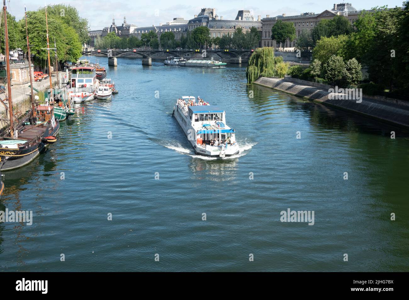 Le Canotier crucero por el Sena París Francia Foto de stock