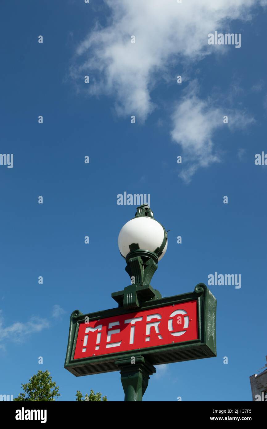Rojo Metro señal de nuevo un cielo azul claro. París Francia Foto de stock