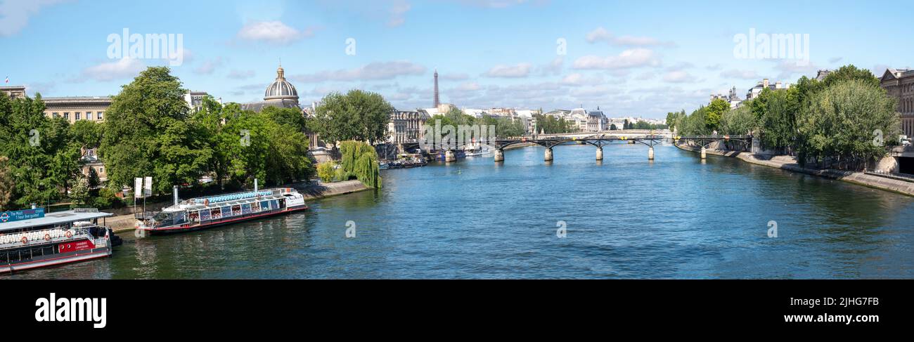 Vista panorámica de la margen izquierda - Pont des Arts o Passerelle des Arts un puente peatonal, la cúpula del Institut de France, la torre Eiffel y el río Foto de stock