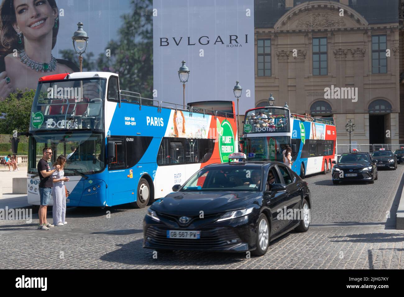 Suba y baje en los autobuses turísticos y los taxis en París Francia Foto de stock
