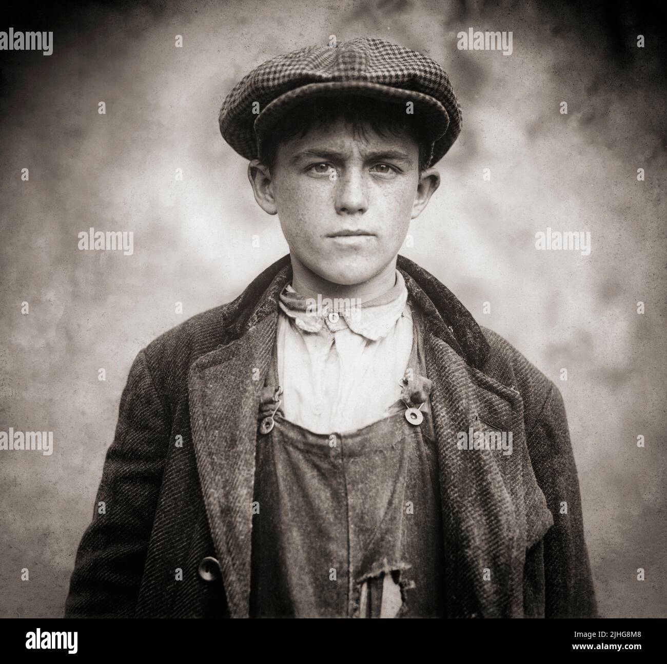 One James Donovan, un irlandés de 17 años de edad en Fall River Iron Works., Massachusetts, EE.UU. 1916 Foto de stock