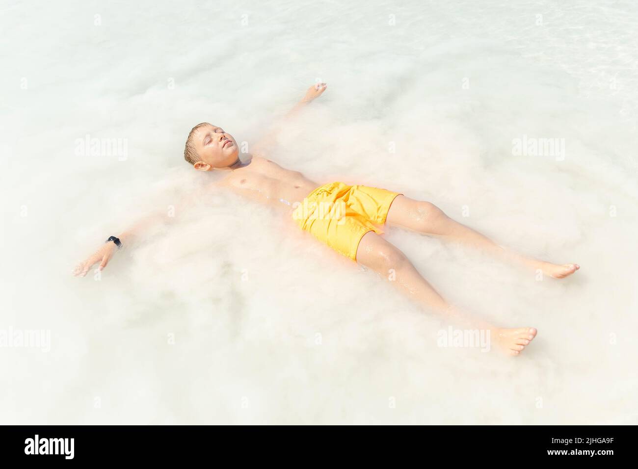 niño flota en las piscinas termales de pamukkale pavo. Foto de stock