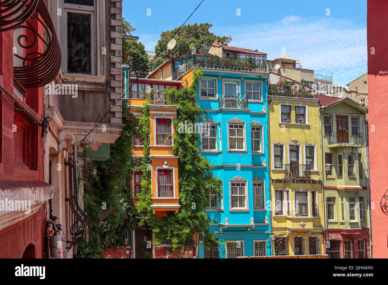 antiguas casas de colores en la ciudad de estambul. Turquía Foto de stock
