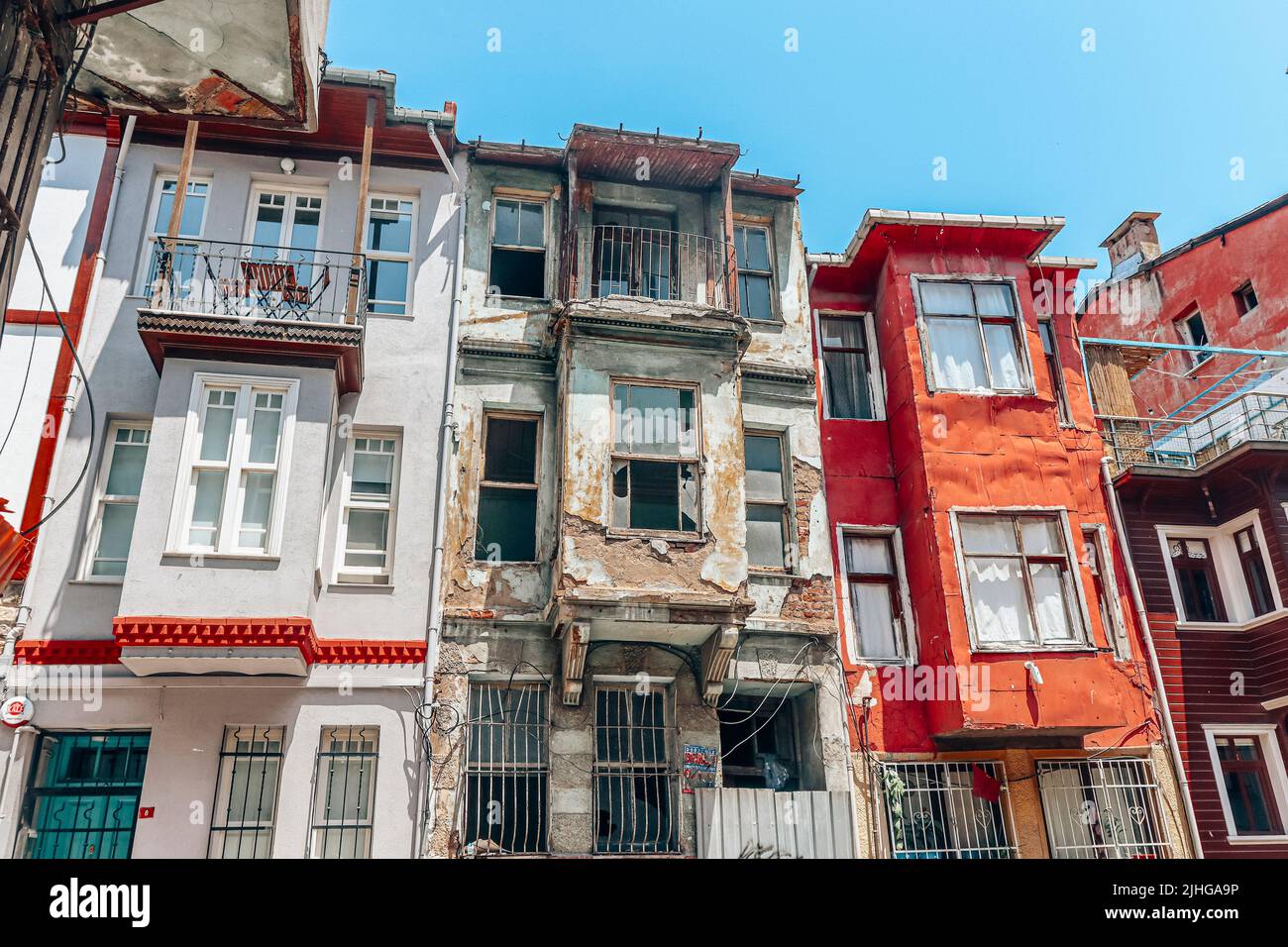 casas de madera antiguas y deterioradas en la ciudad de estambul. Turquía Foto de stock