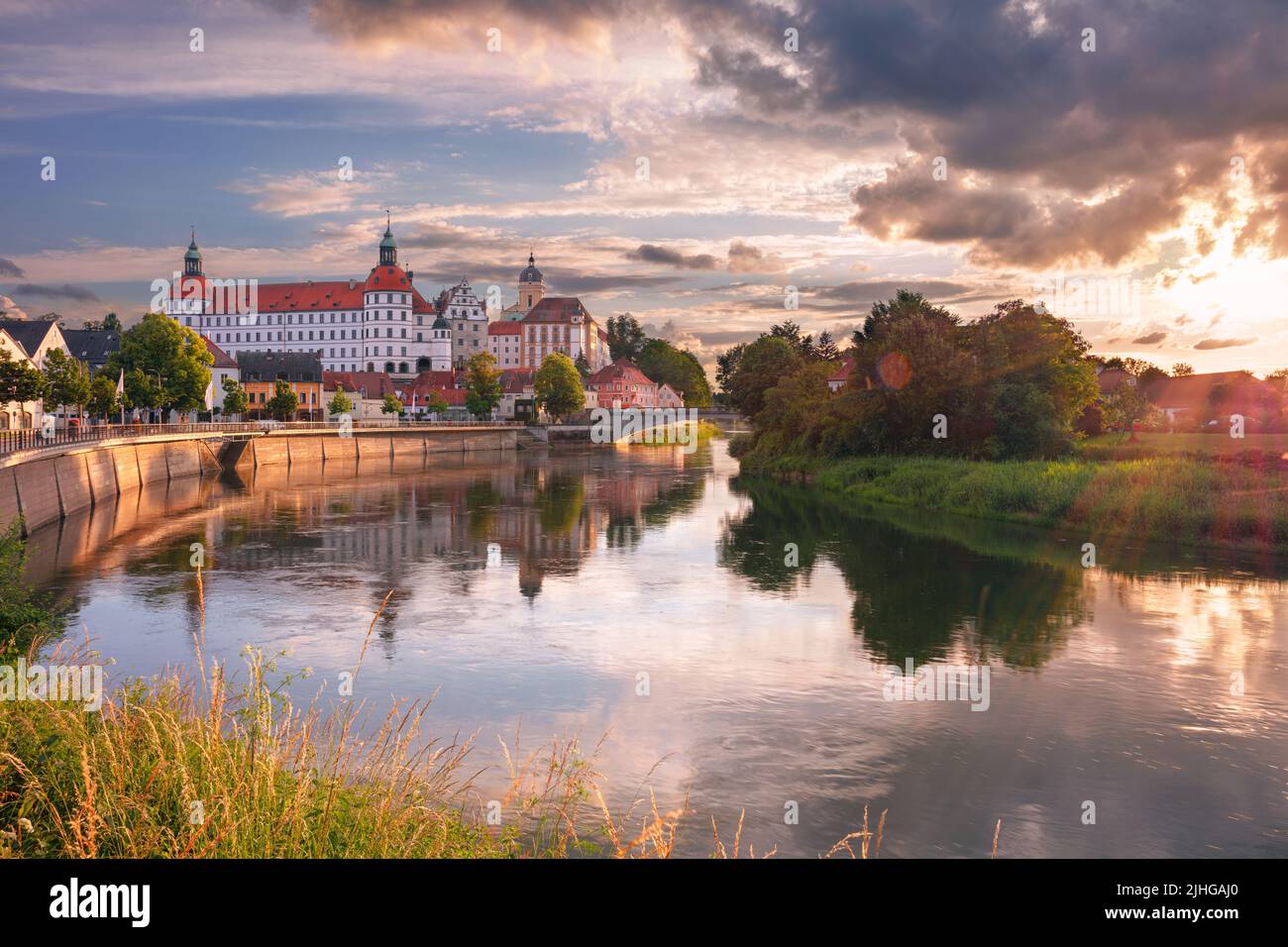 Neuburg an der Donau, Alemania. Imagen del paisaje urbano de Neuburg an der Donau, Alemania al atardecer del verano. Foto de stock
