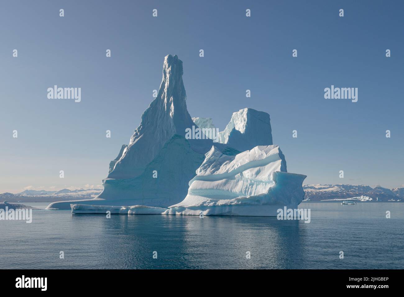 Icebergs en el fiordo Hall Bredning, en el Sund Scoresby, al este de Groenlandia Foto de stock