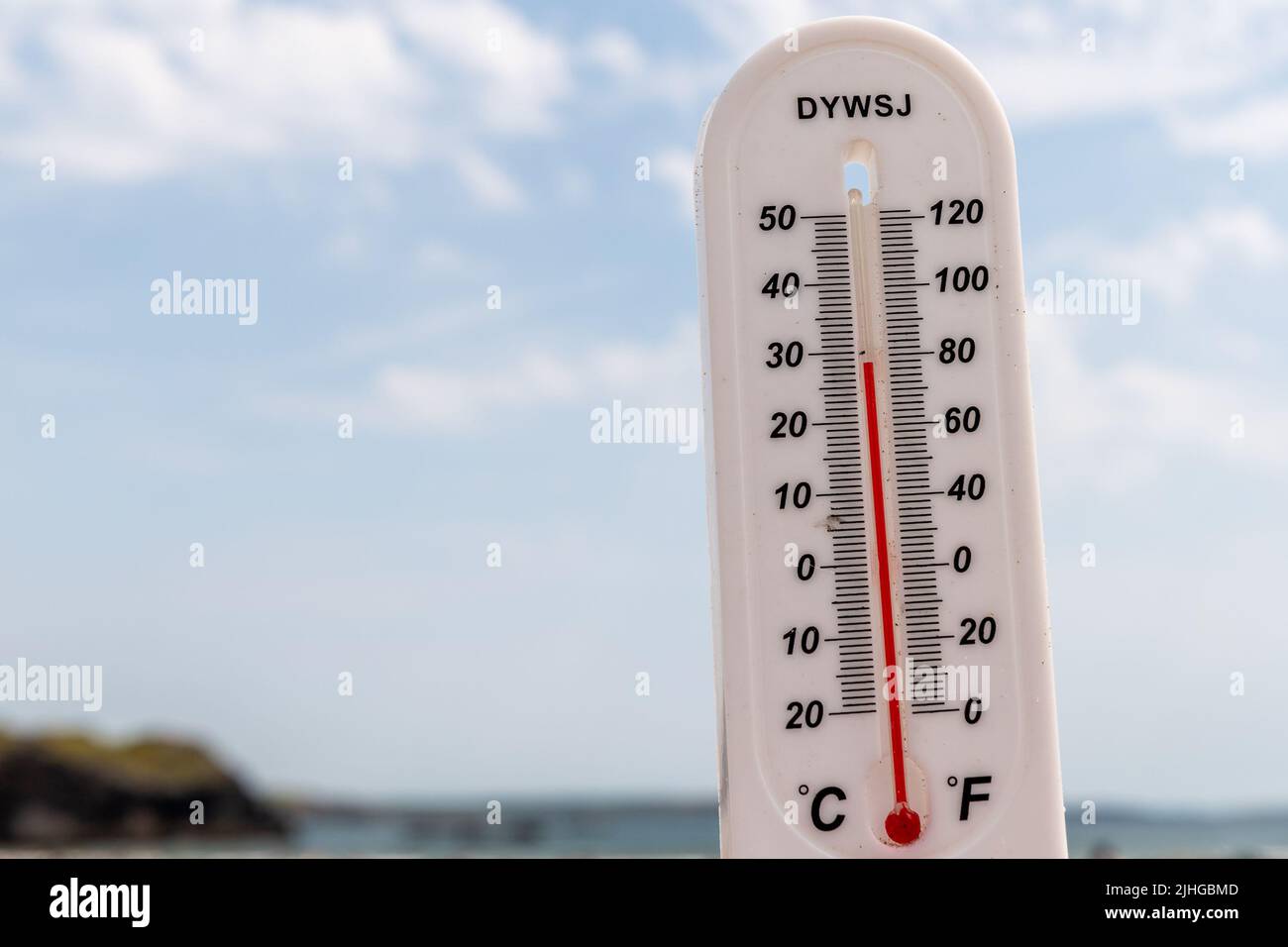 Rosscarbery, Cork Occidental, Irlanda. 18th de julio de 2022. Las temperaturas alcanzan los 28C grados en la playa Warren Beach en West Cork. Los turistas y los lugareños inundaron la playa para aprovechar al máximo el calor. Crédito: AG News/Alamy Live News Foto de stock